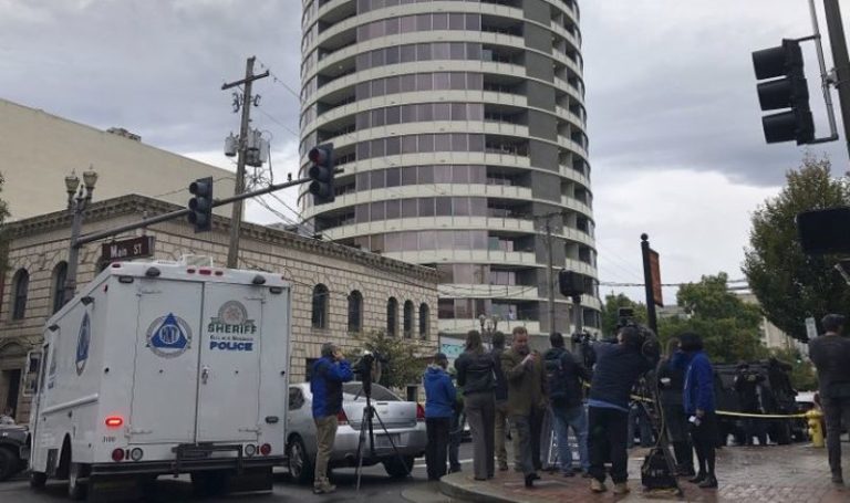 Adulto mayor dispara dentro de un edificio de EU y mata a un hombre