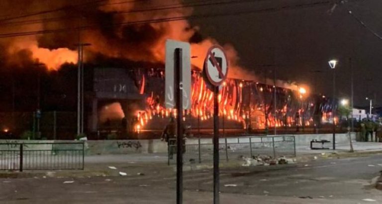 Chile: mueren 3 personas en incendio de supermercado durante protestas