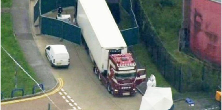 Londres, fallecen 39 migrantes en contenedor