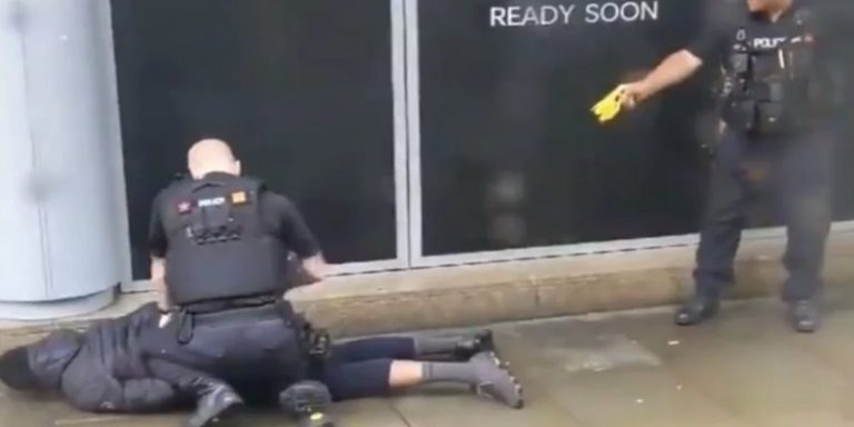 Hombre acuchilla a 5 personas en centro comercial de Manchester