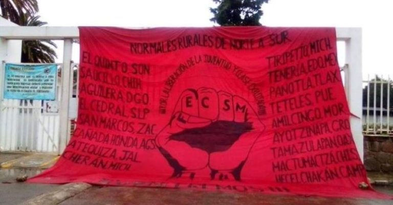 Alumnas toman Normal de Teteles, denuncian desvío de recursos
