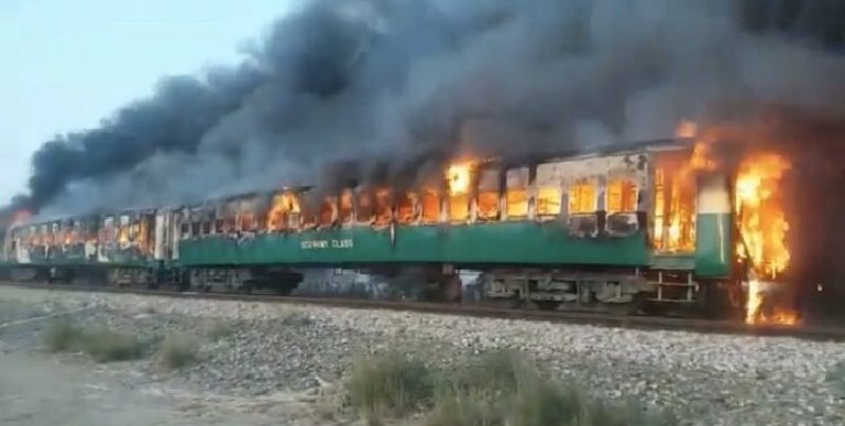 Pakistán, incendio en tren