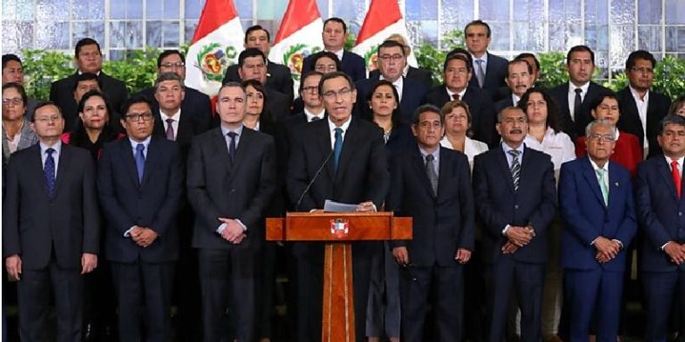 Perú, presidente disuelve el Congreso