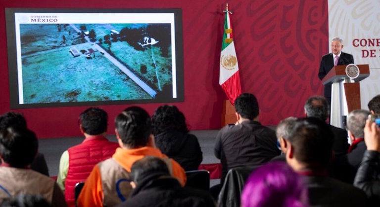 AMLO presenta avances en Santa Lucía, "en suelo firme, no en fango"