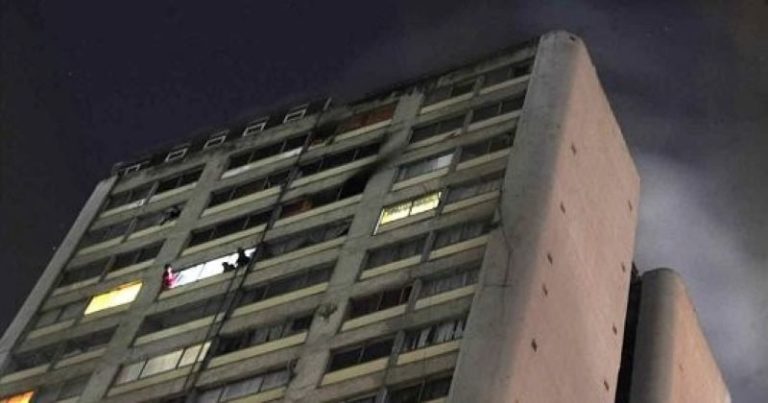 Un hombre muere y cientos son desalojados por incendio en Tlatelolco