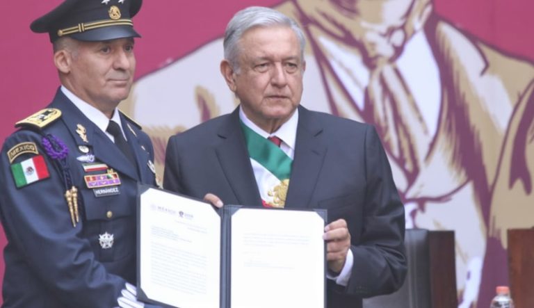 AMLO condecora a militares que transportaron a Evo Morales