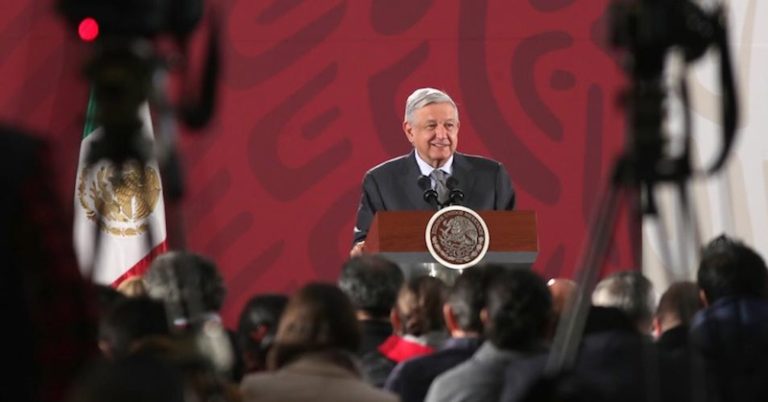 AMLO propone establecer pensión para adultos y becas en Constitución