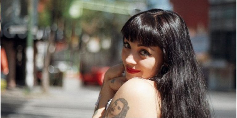 Mon Laferte lanza reggaetón de protesta