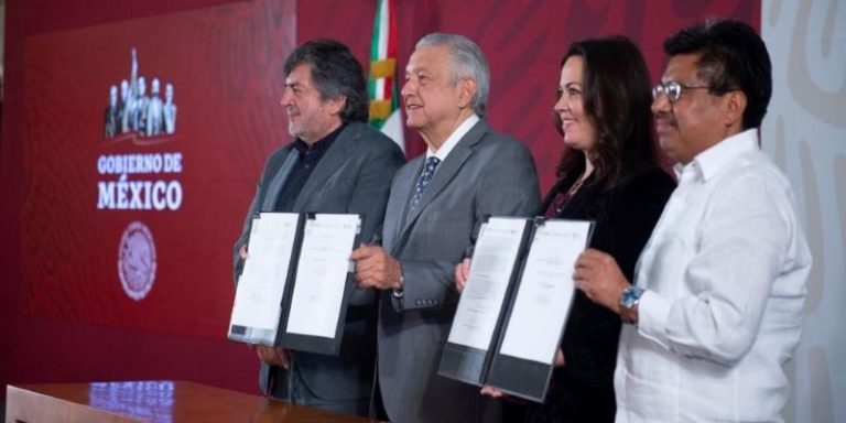 AMLO firma la convocatoria para la Consulta del Tren Maya