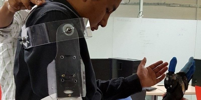 UNAM: Diseñan prótesis de mano hecha con PET y PCV