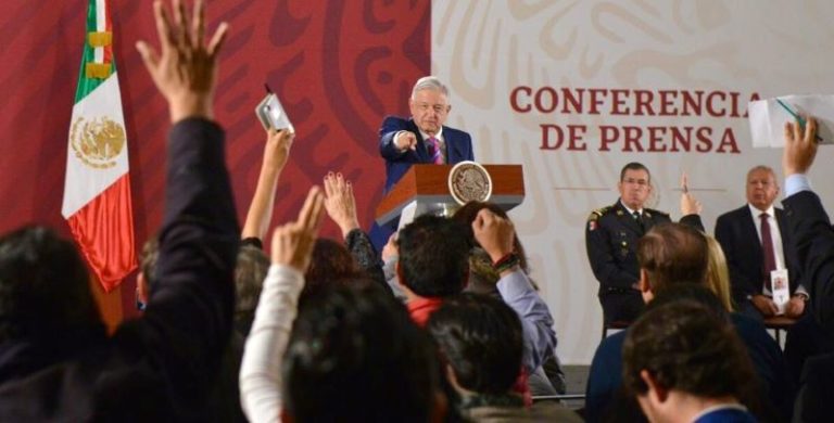 AMLO: Modificar libros de texto para reforzar valores