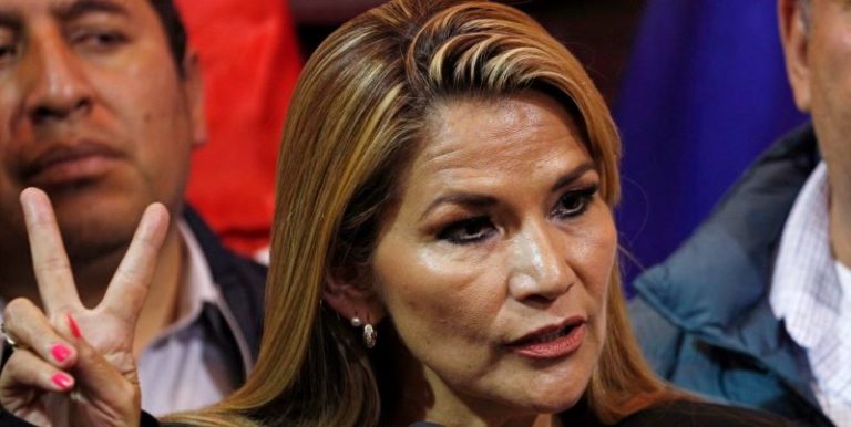 Me dan pena los mexicanos, dice presidenta interina de Bolivia