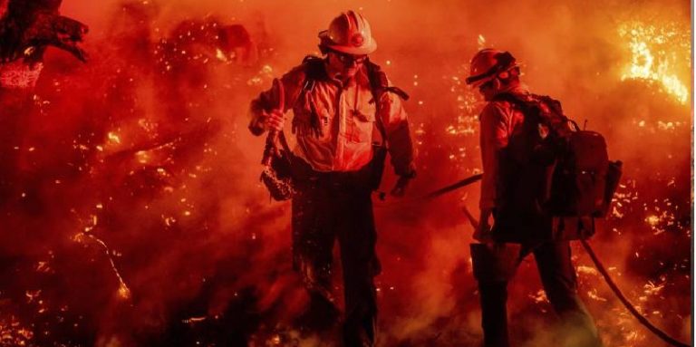 Trump amenaza recortar ayuda a incendios