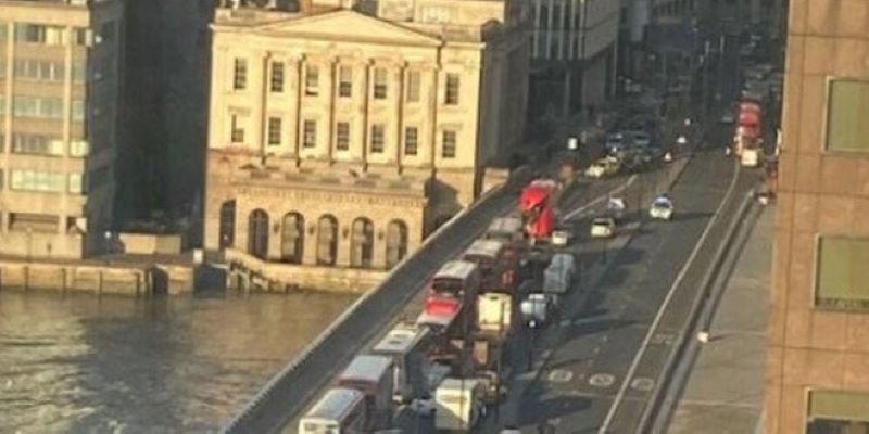 Ataque en Puente de Londres deja 5 heridos y un hombre detenido