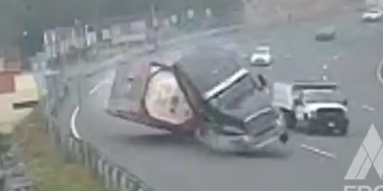 Momento en el que tráiler vuelca en la autopista México-Toluca