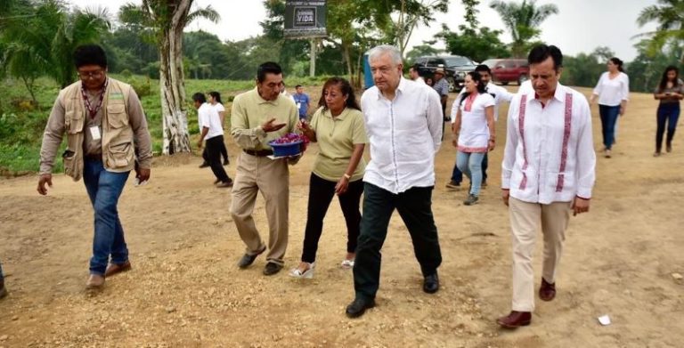 AMLO anuncia construcción carretera con apoyo de la gente en Veracruz