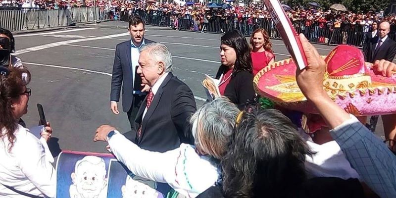 AMLO saludando al Pueblo de México. Foto: Ricardo Huerta mota