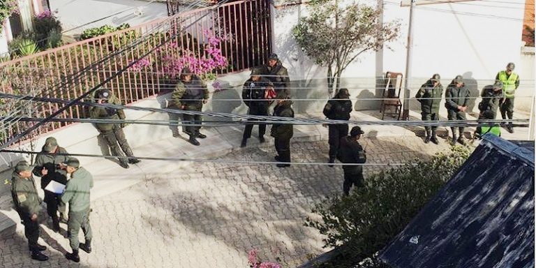 México protesta por asedio a embajada en Bolivia