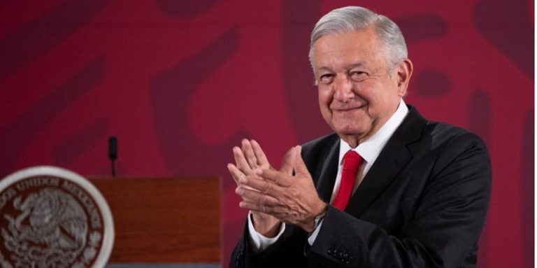 AMLO: público celebra sus políticas de austeridad