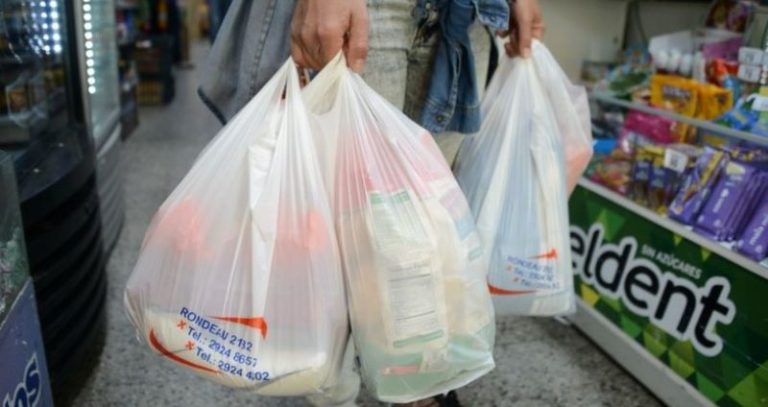 De 2 a 168 mil pesos, multa a establecimientos que den bolsas de plástico