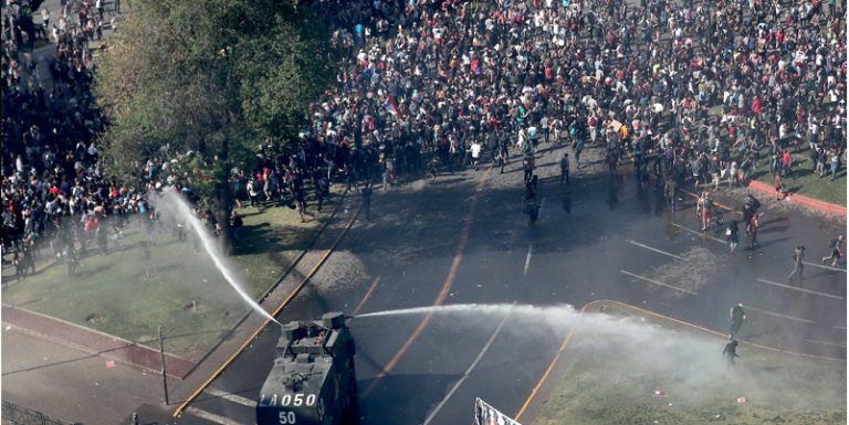 Chile, denuncian uso de sosa cáustica en represión