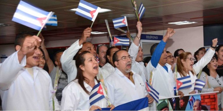 Evo Morales a Cuba / Foto recepción en Cuba de brigadas médicas en Bolivia