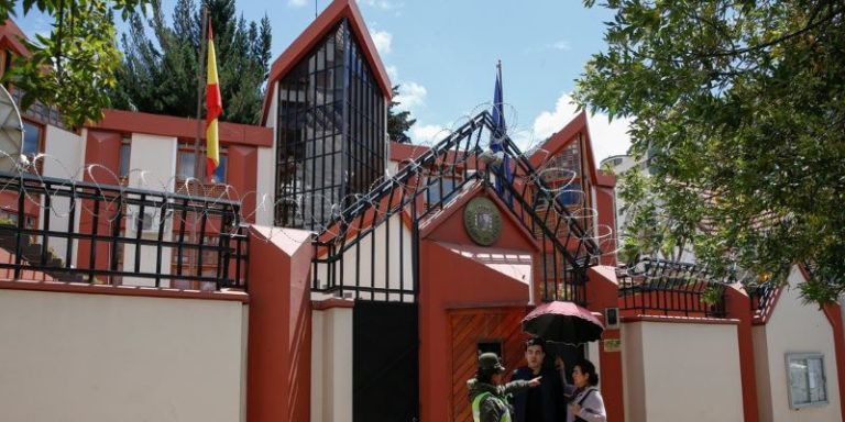 España responde a Bolivia, expulsa a tres diplomáticos
