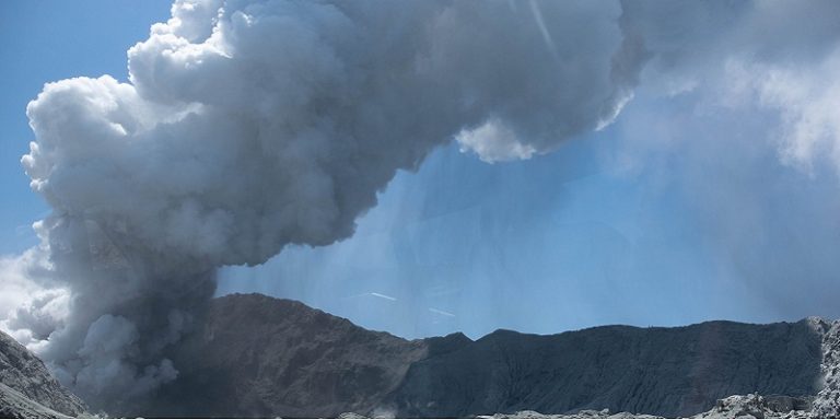 Nueva Zelanda, estalla volcán