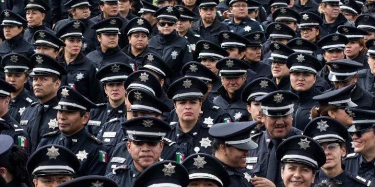 Exite un plan para mejorar salario de policías: AMLO