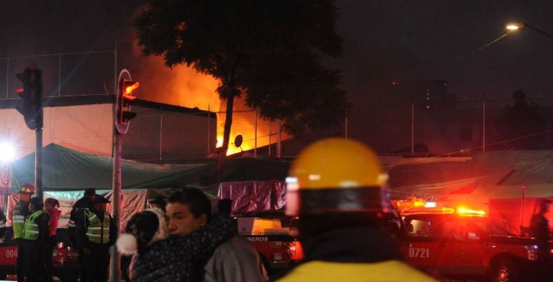 Sofocan incendio en el mercado de San Cosme, 350 locales afectados