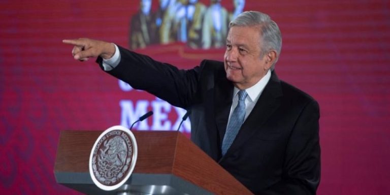 Me dejo de llamar Andrés Manuel si no terminamos Santa Lucía en 2022