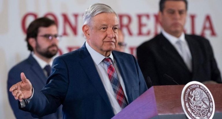 AMLO hace un llamado: enfrentar la resistencia en el sector salud