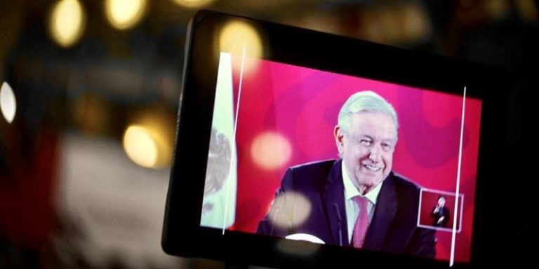 AMLO: Para 2021, 21 libros clásicos de la historia de México