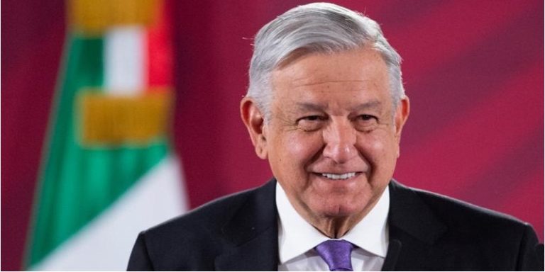 AMLO, es la época de las redes sociales