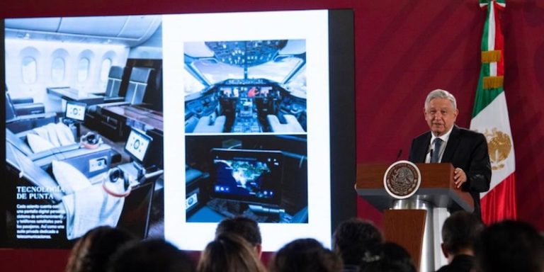 En "cachitos", AMLO propone rifa para vender el avión presidencial