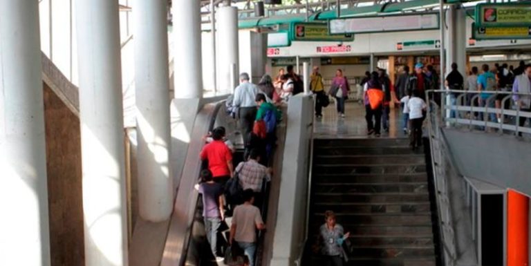 Metro sustituye escaleras eléctricas