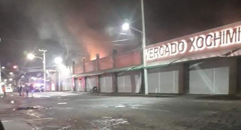 12 locales afectados por incendio en el Mercado de las Flores, Xoch