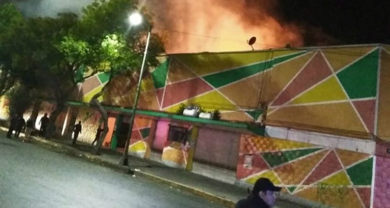 Controlan incendio en el Mercado Morelos, 15 puestos afectados