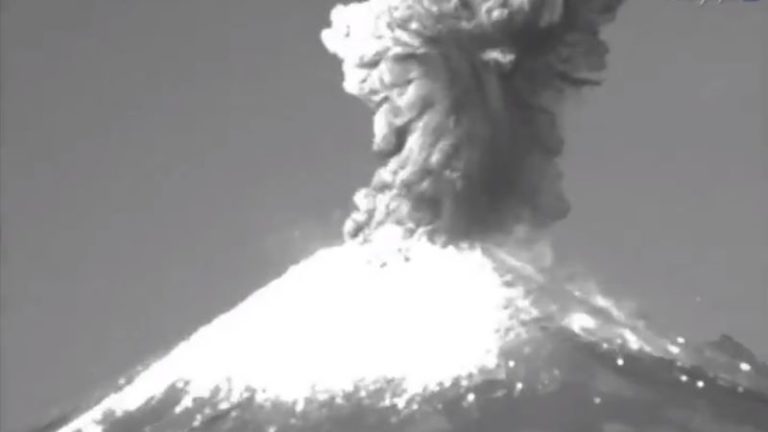 Popocatépetl: Importante explosión genera columna de ceniza