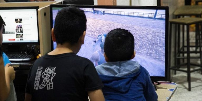 Culpar a videojuegos "salida fácil", importante la familia y educación