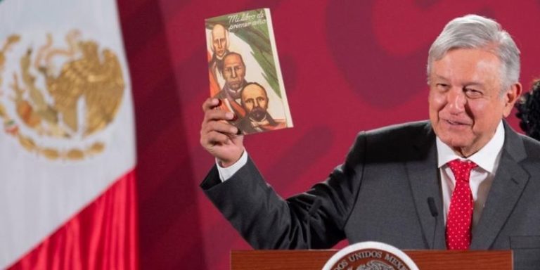 AMLO celebra 60 años de libros de texto, digitalizan ediciones de 1980