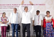 AMLO se compromete a construir puente para los chontales