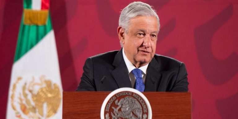 AMLO celebra reforma que aumenta condena por feminicidio