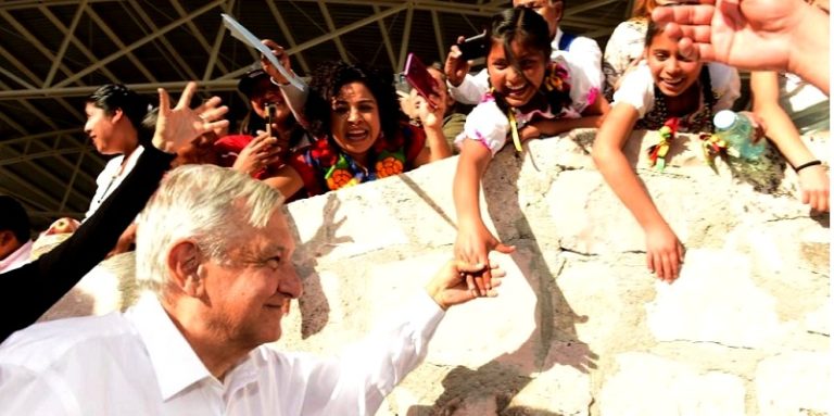 AMLO con pueblos originarios
