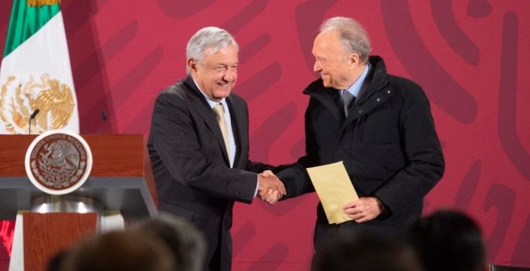 Fiscalía General entrega al INDEP cheque por 2 mil millones