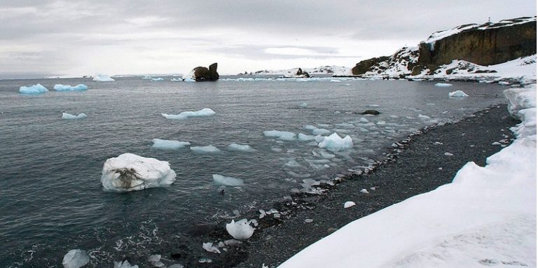 Antártida: ONU/Eskinder Debebe Vista aérea de glaciares derritiéndose en la Isla Rey Jorge,