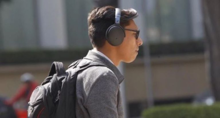 Volumen elevado de audífonos podría ocasionar daño auditivo