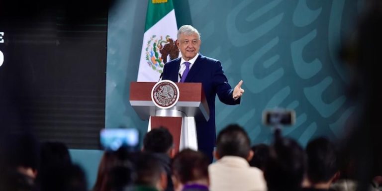 AMLO: Raro, conservadores se disfrazan de feministas para atacar