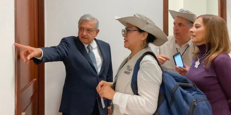 Presidente del INEGI realiza censo a AMLO en Palacio Nacional