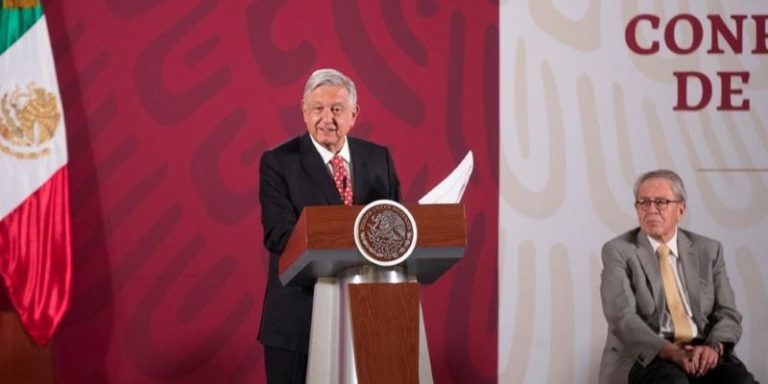 AMLO celebra paro de mujeres sin violencia, "una buena jornada"